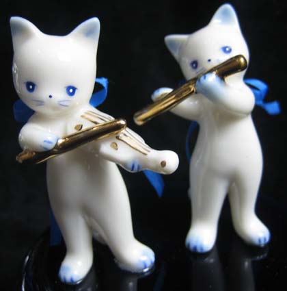バイオリンとフルートを演奏する猫のオルゴール(正面拡大)