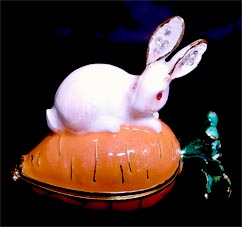 にんじんに乗ったうさぎの小物入れ