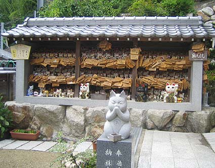 絵馬と猫の石像