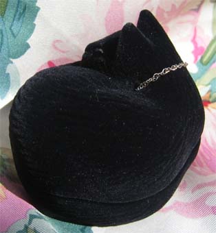 黒猫のアクセサリーケース(斜め後ろから)