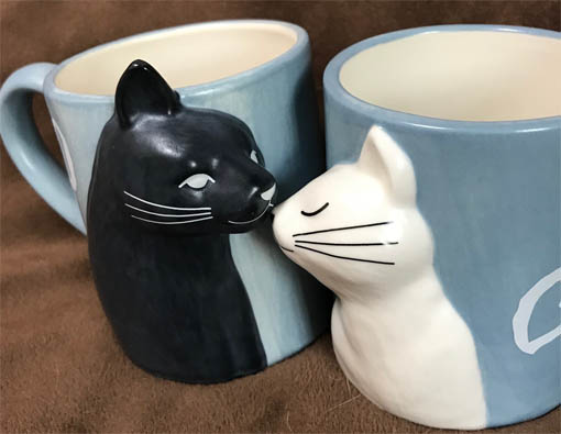 猫のペアマグカップ